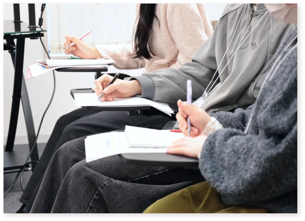生徒がメモをとっている様子