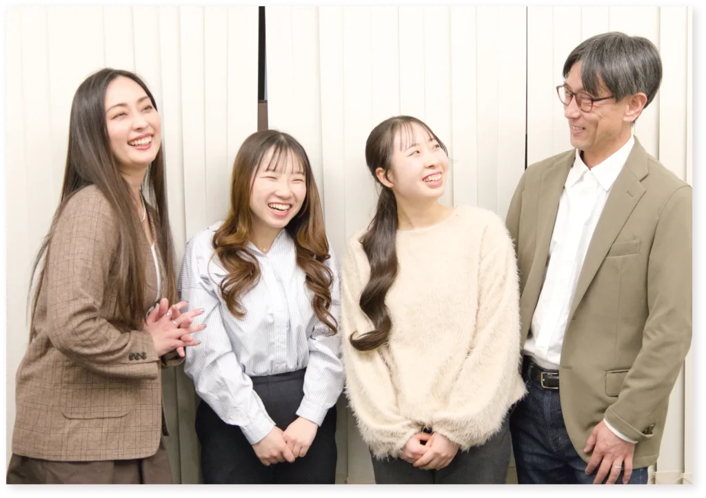 講師と生徒が笑顔で写っている写真