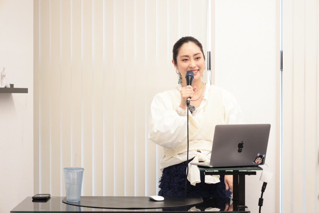 あいり先生が講義をしている様子。
